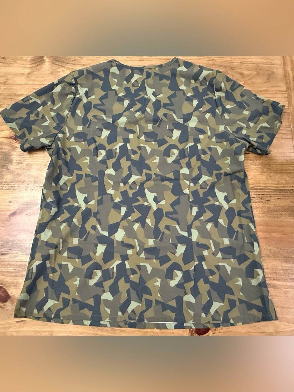 FIGS Catarina FREEx Martini Olive Green Camo Scrub Top - Picture 4 of 4